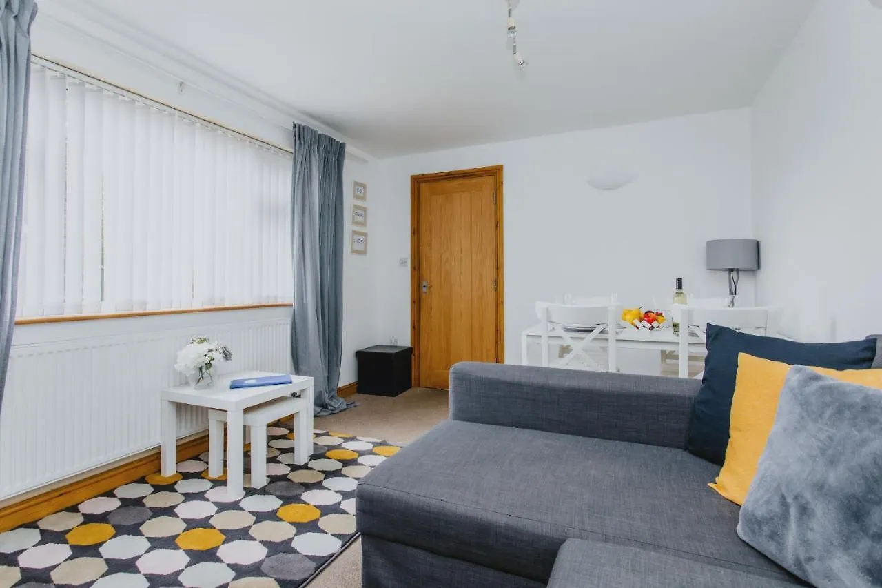 2 Bedroom Garden Apartment Near Qmc, Tennis Centre & City Nottingham