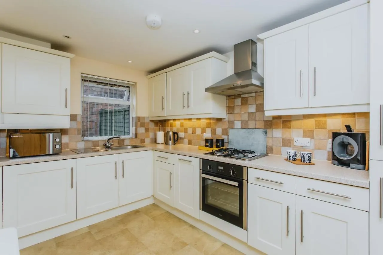 2 Bedroom Garden Apartment Near Qmc, Tennis Centre & City Nottingham